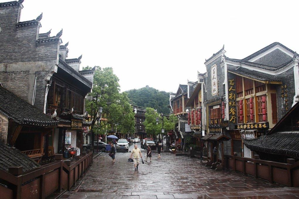 逃离破旧弃城